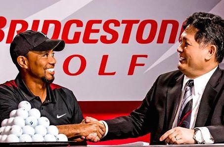 TIGER WOODS FIRMA CON BRIDGESTONE