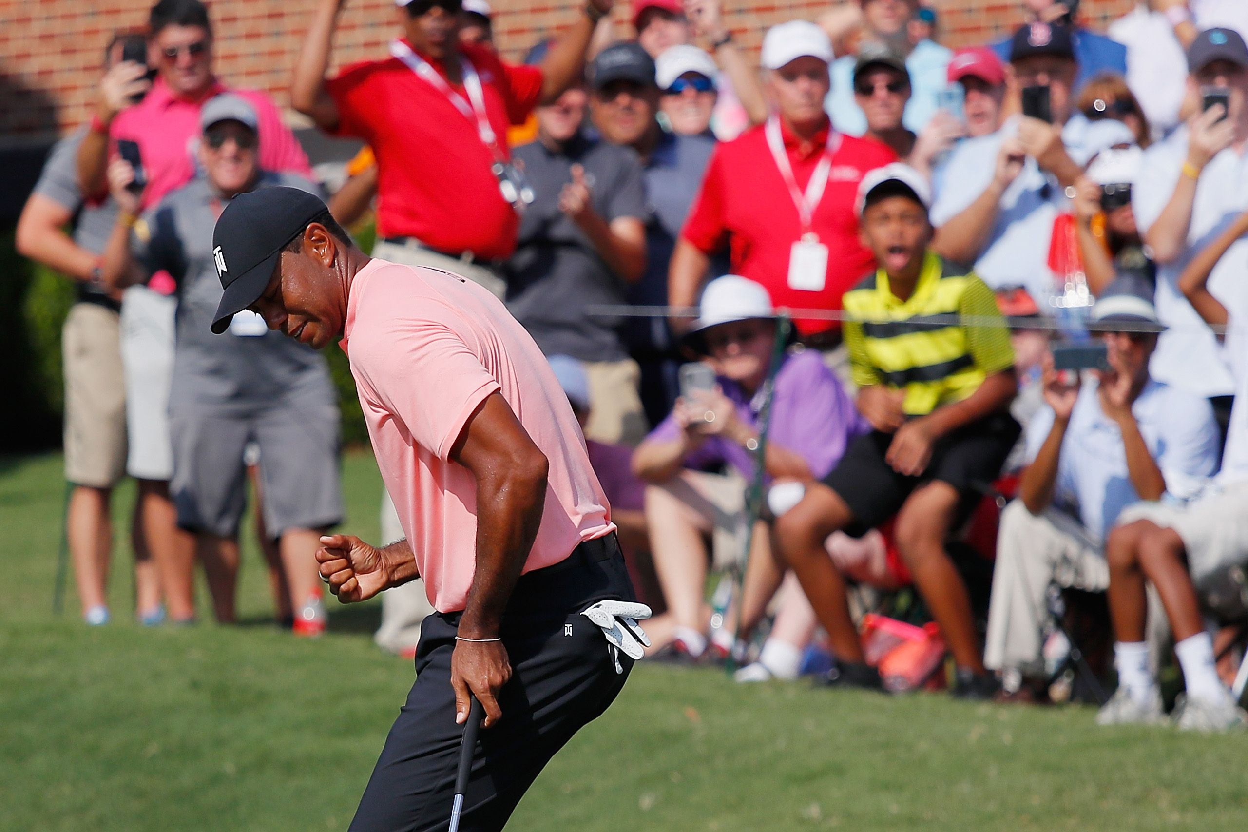 TIGER SE HACE ESCUCHAR EN TOUR CHAMPIONSHIP
