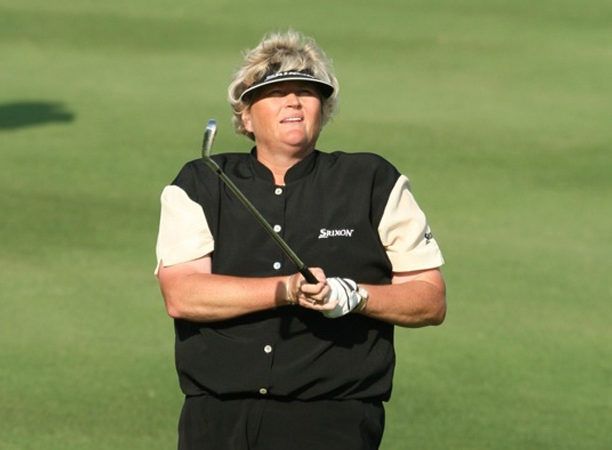 LAURA DAVIES SE RESISTE AL DOMINIO ADOLESCENTE