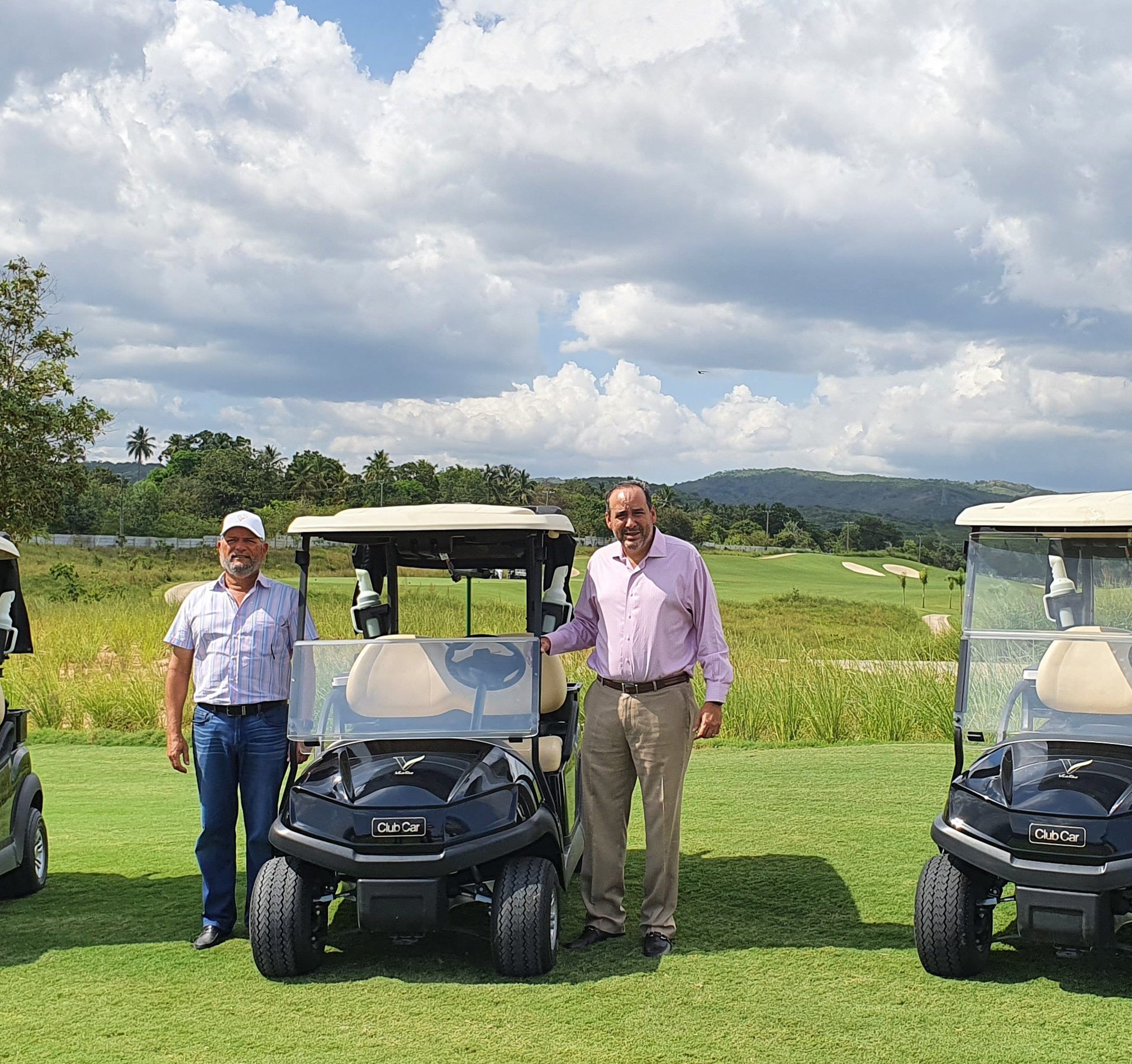 CARIBBEAN TURF EQUIPA CON SUS CARROS A VISTAS GOLF &#038; COUNTRY CLUB