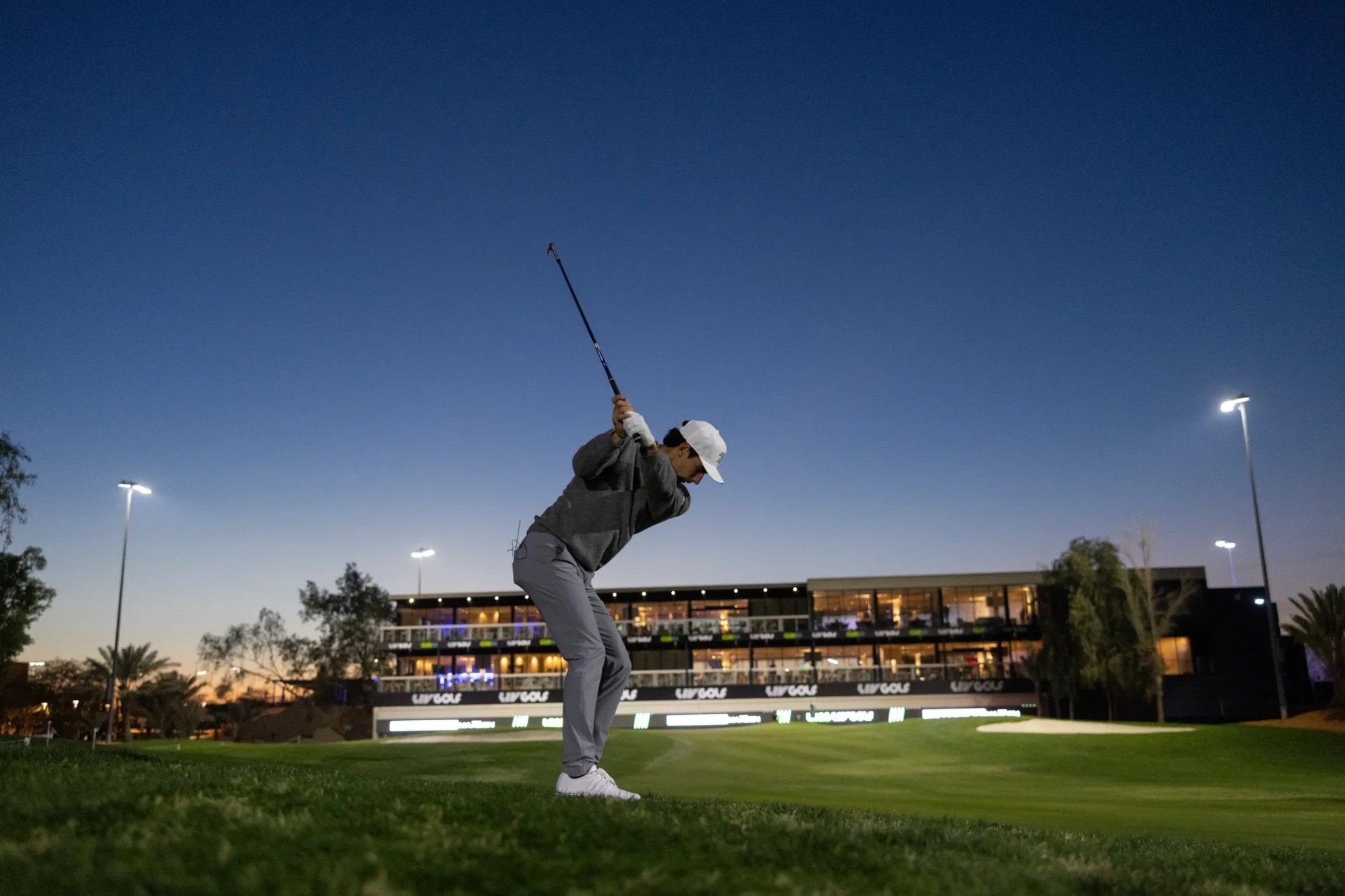 LIV GOLF ARRANCA CON GOLF NOCTURNO… Y NO ES LO MISMO